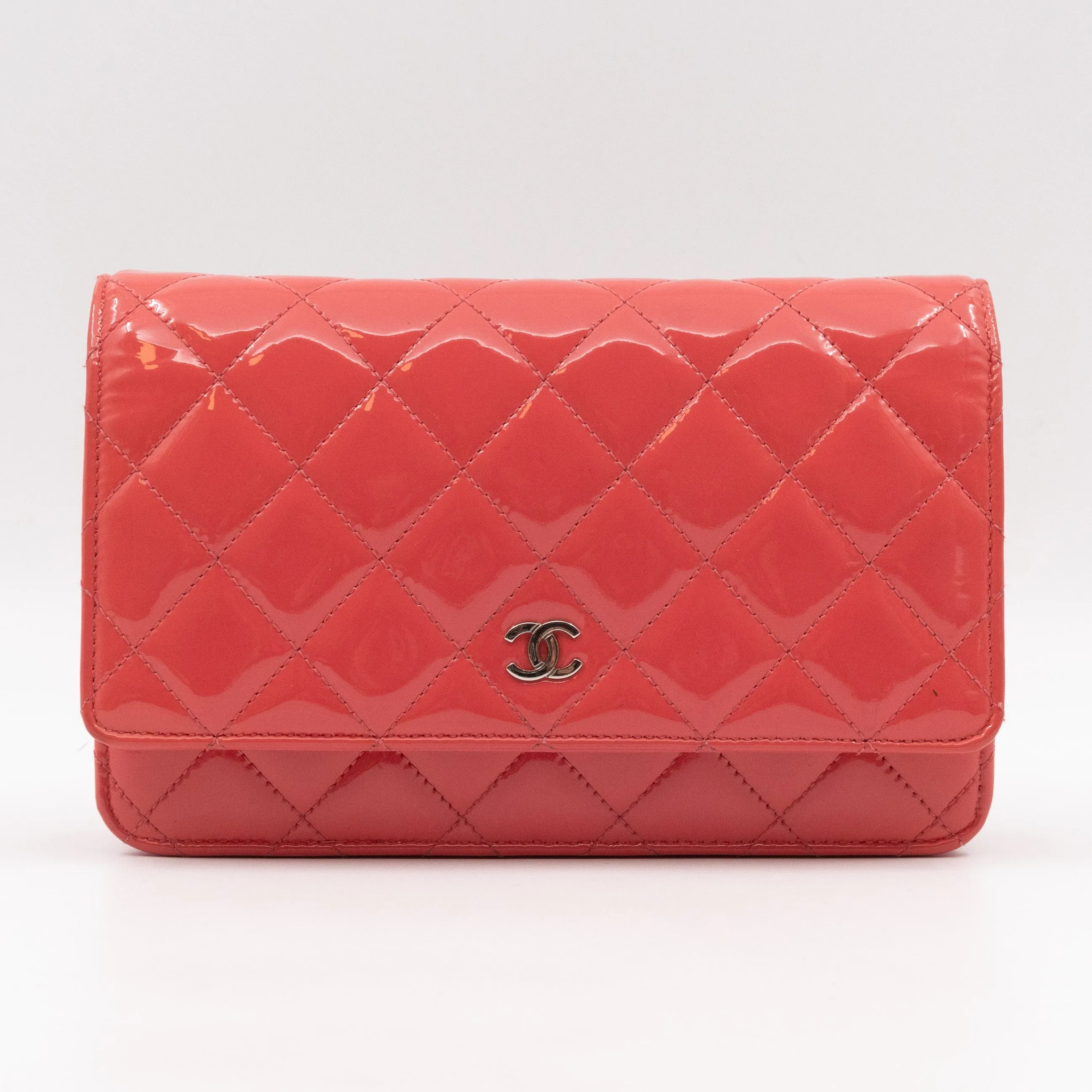 Classic Wallet on Chain Coral Patent Leather