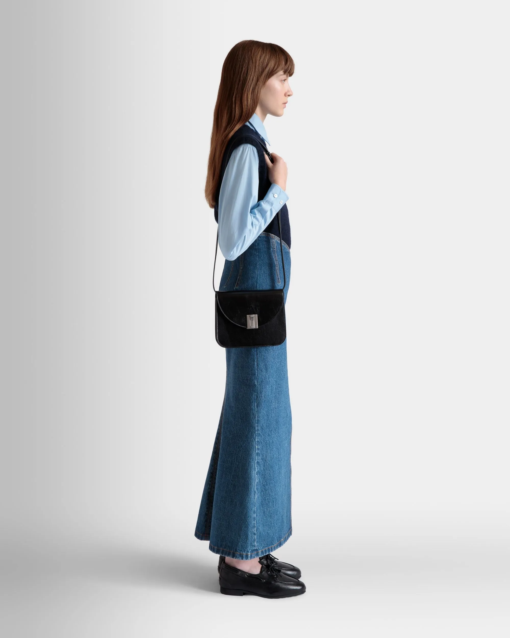 Ollam Crossbody Bag In Black Leather