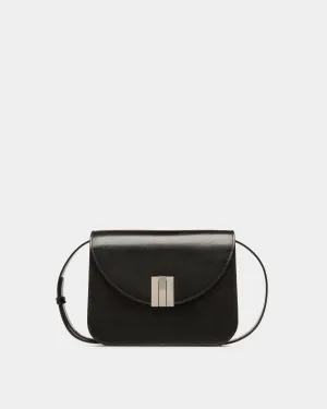 Ollam Crossbody Bag In Black Leather