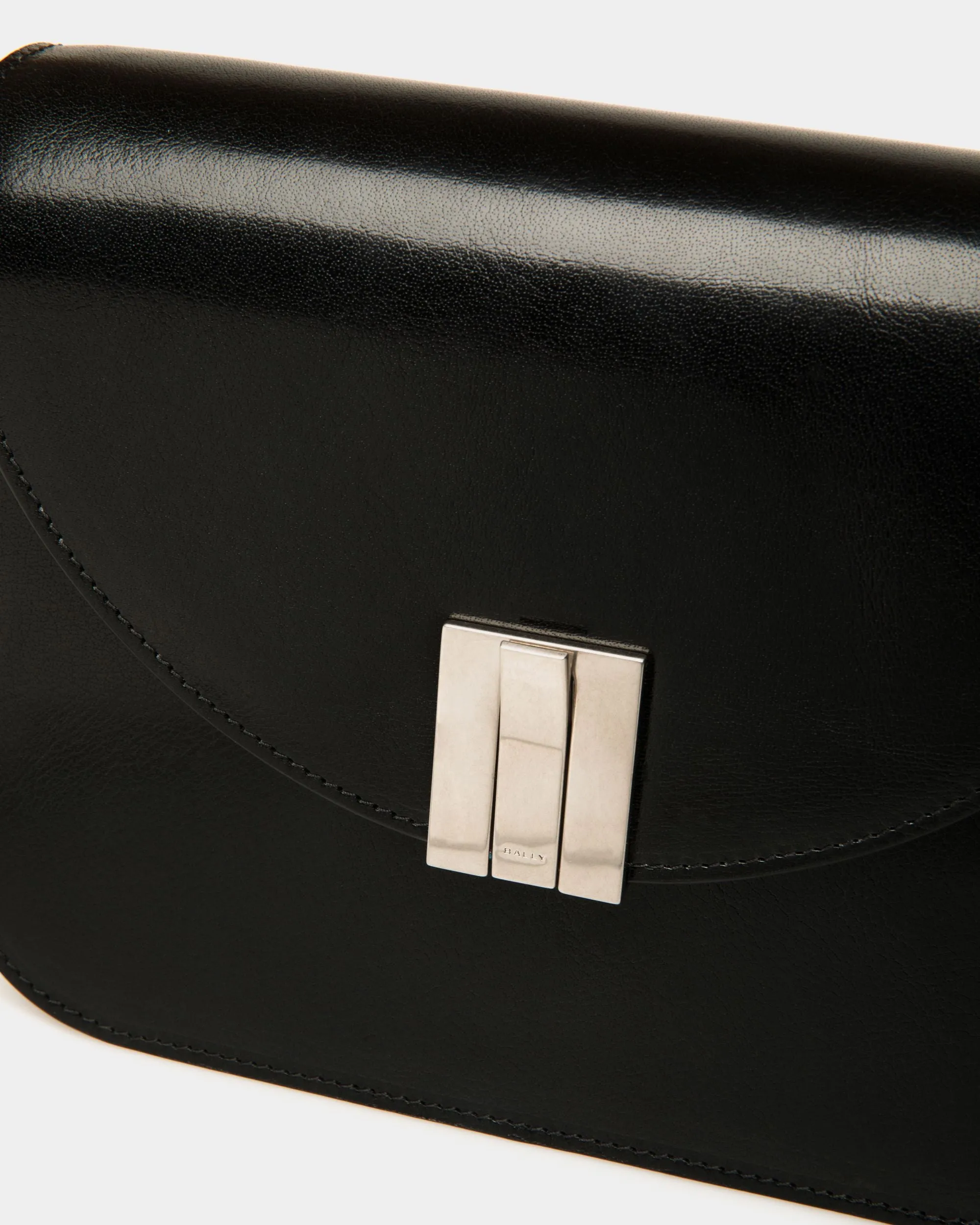 Ollam Crossbody Bag In Black Leather