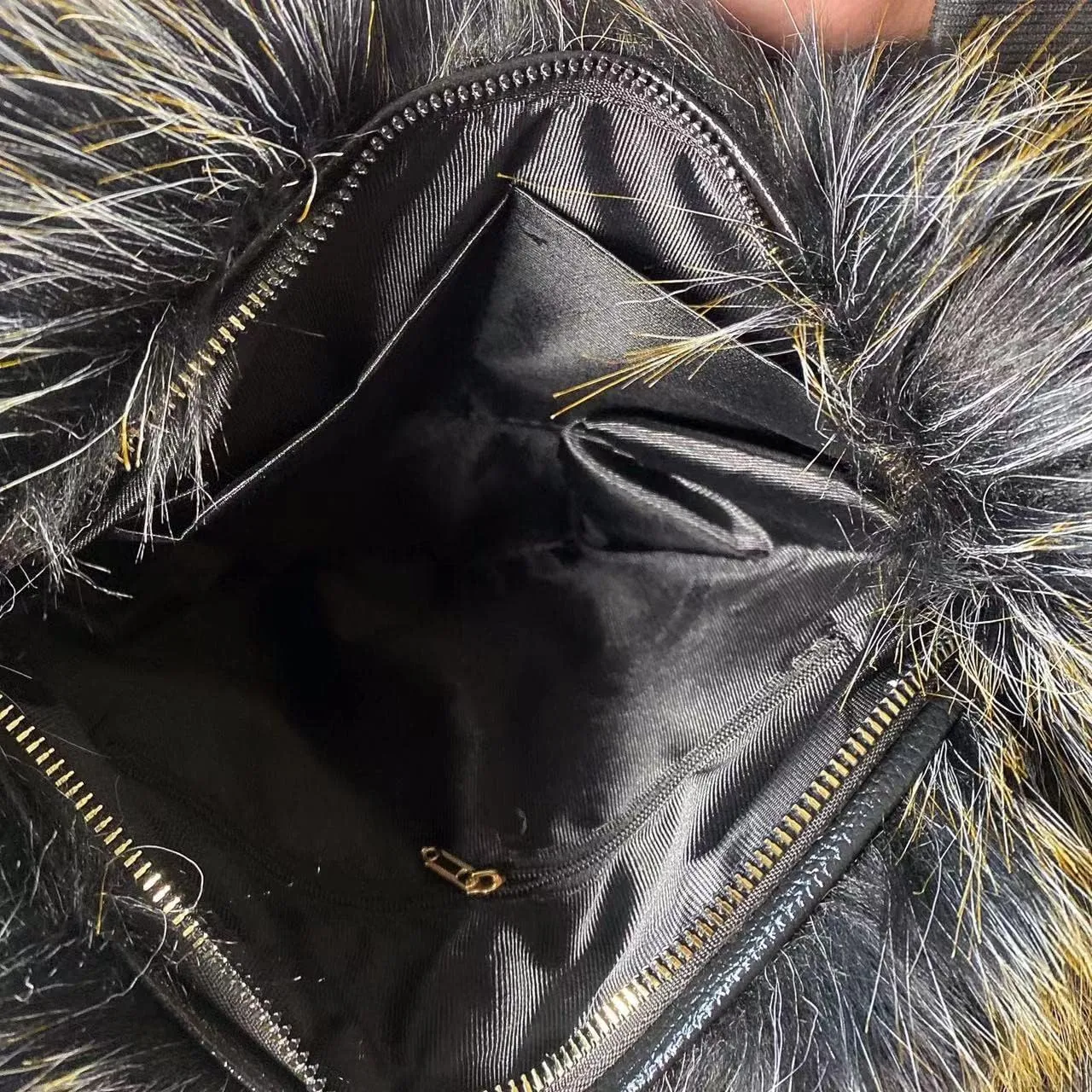 Women's Personalized Fluffy Long Strap Crossbody Bag Faux Fur Semi-Circular Large Capacity Top Handle Shoulder Bag